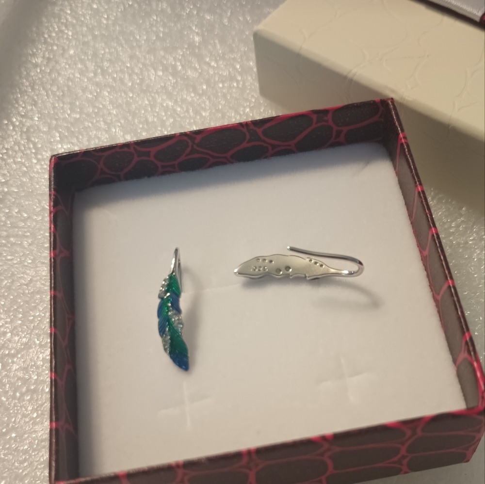 Elegant Sterling Silver Feather Earrings - Picture 15 of 16